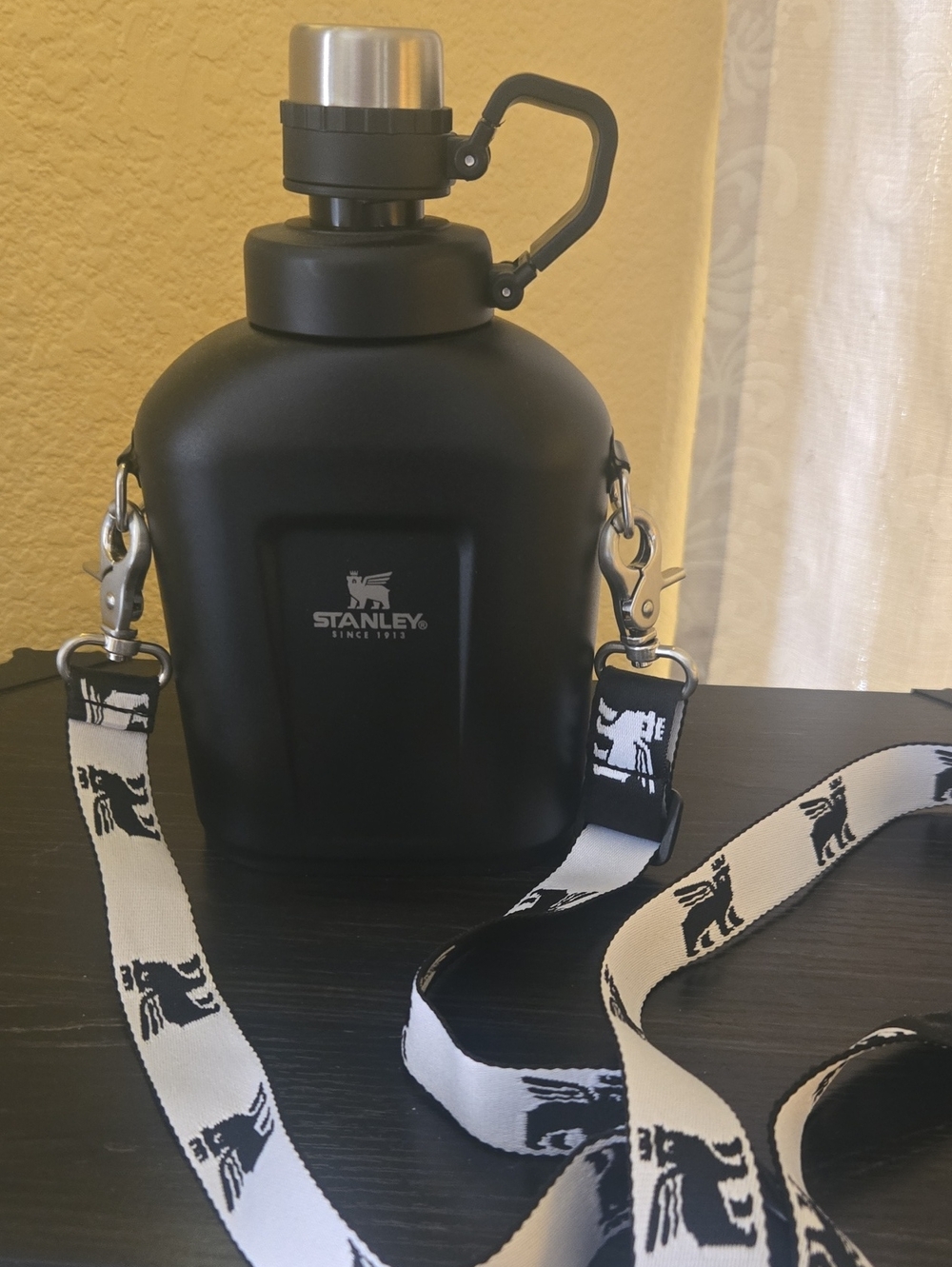 🫗Stanley Matte Black Vacuum Growler with Black & White Logo Strap